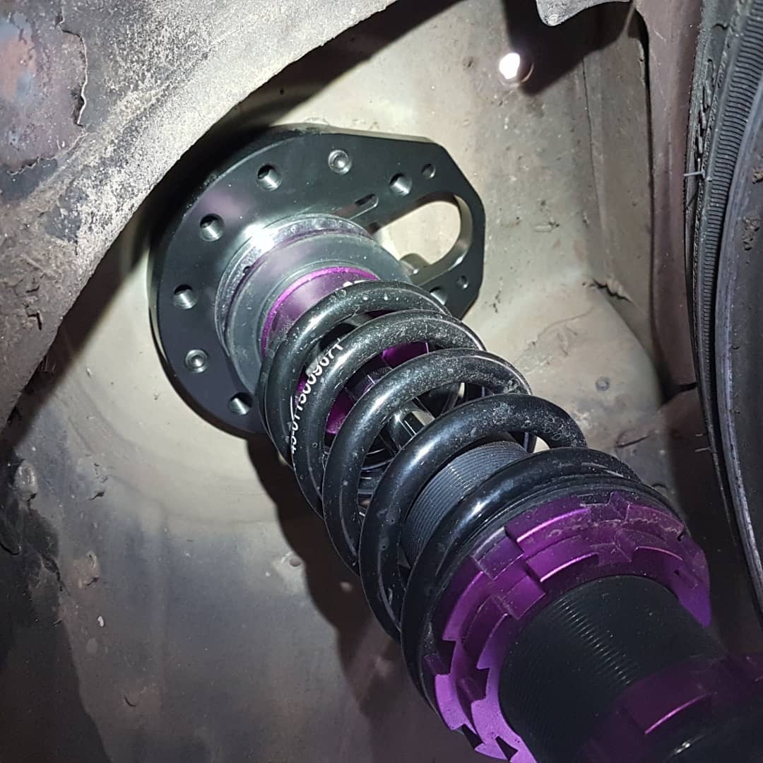 S-chassis offset camber strut tops
