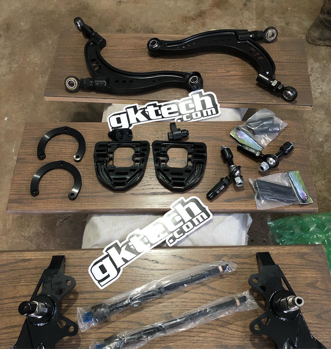 S-chassis offset camber strut tops